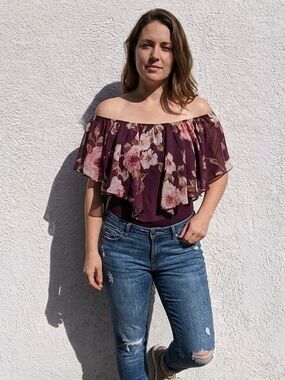 Freesial Off-Shoulder Bohemian Ruffle Plum Camisole Size M.      WS 220